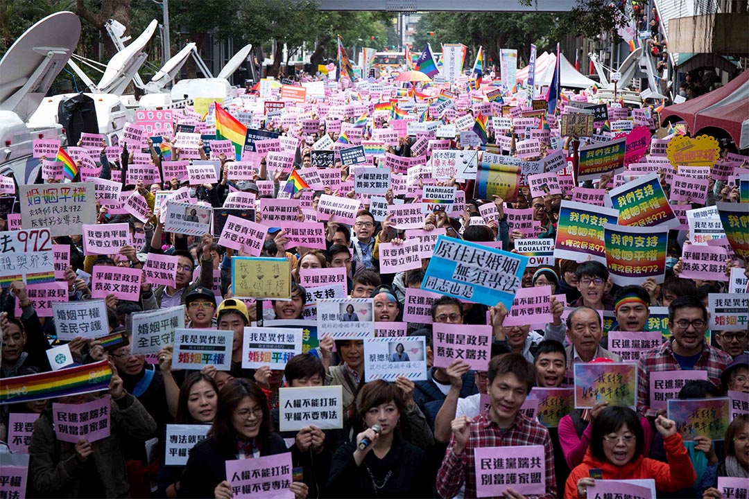 2016年11月28日，台湾婚姻平权第二场公听会，场外数千挺同人士声援。