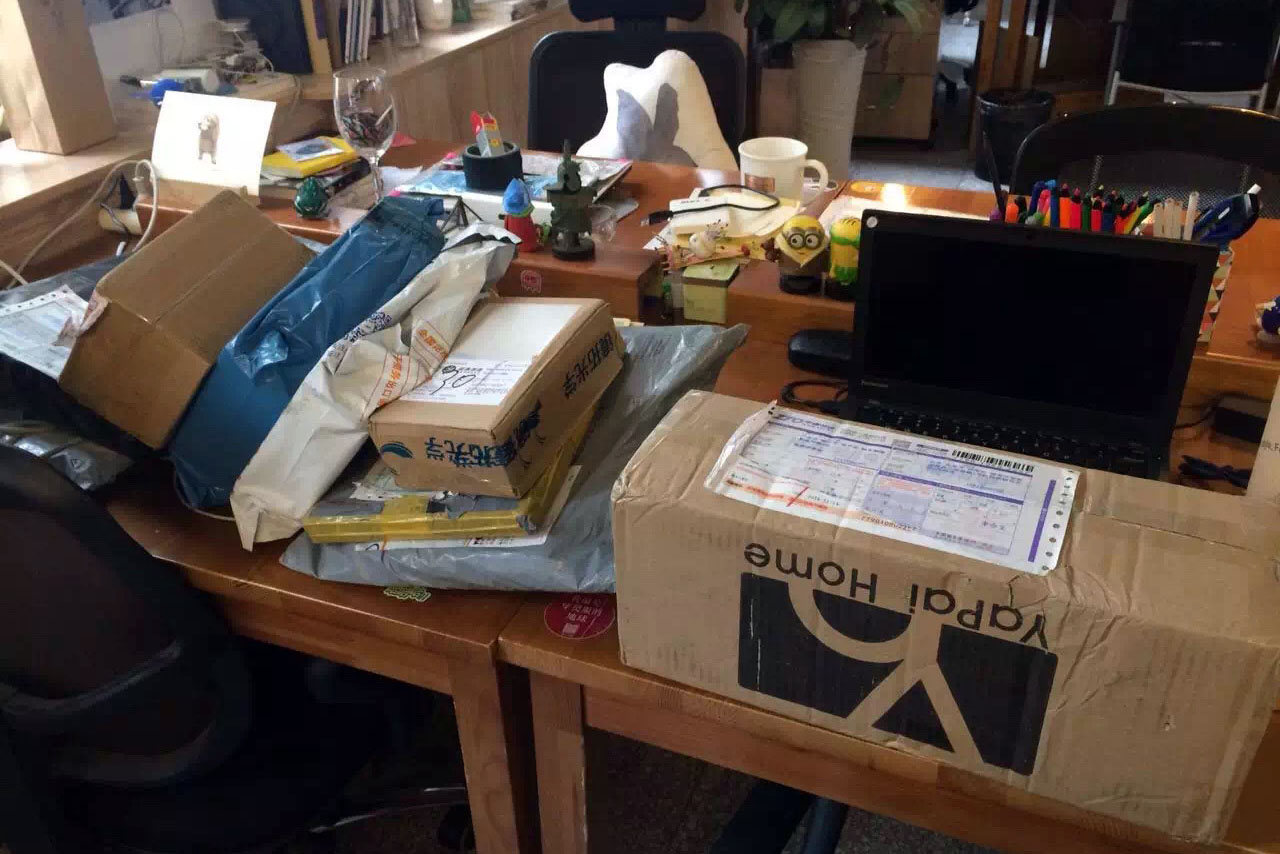 2015年「雙十一」網購節之後,快遞送到,鋪滿了桌面。