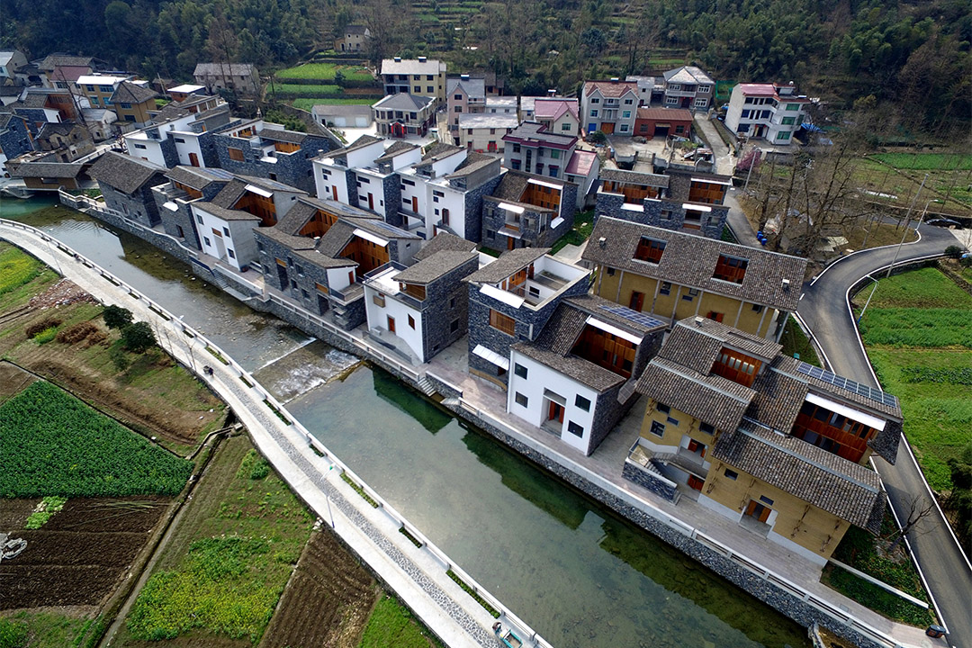 建築師王澍在富陽洞橋鎮文村設計建造的14幢農居房。