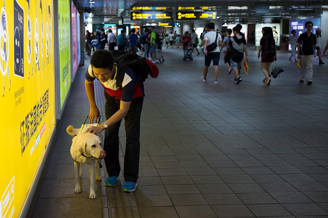 胡清祥與導盲犬Nico。