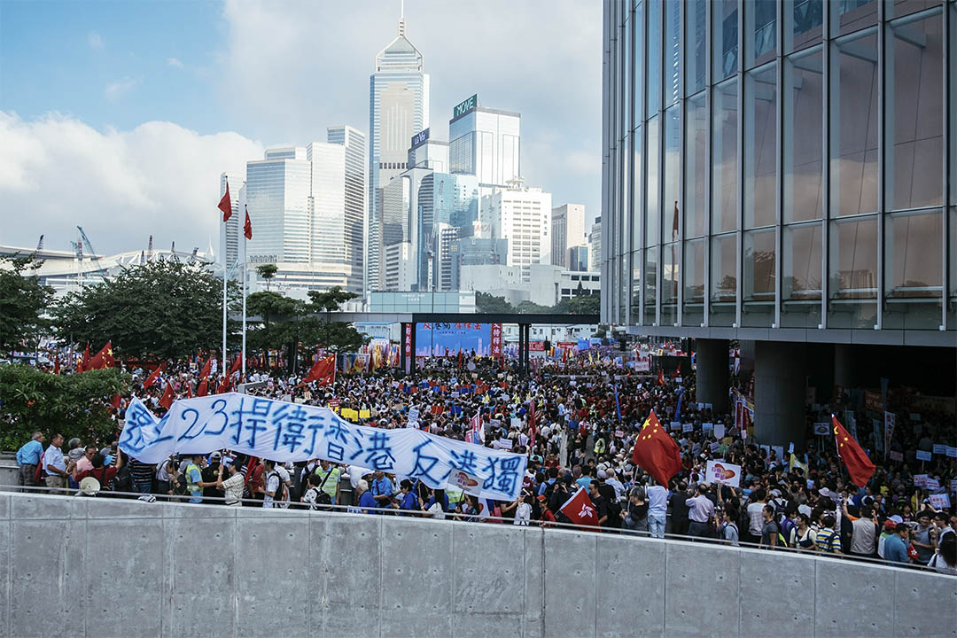 2016年11月13日，金鐘，建制團體於添馬公園舉行支持人大釋法及反港獨集會。