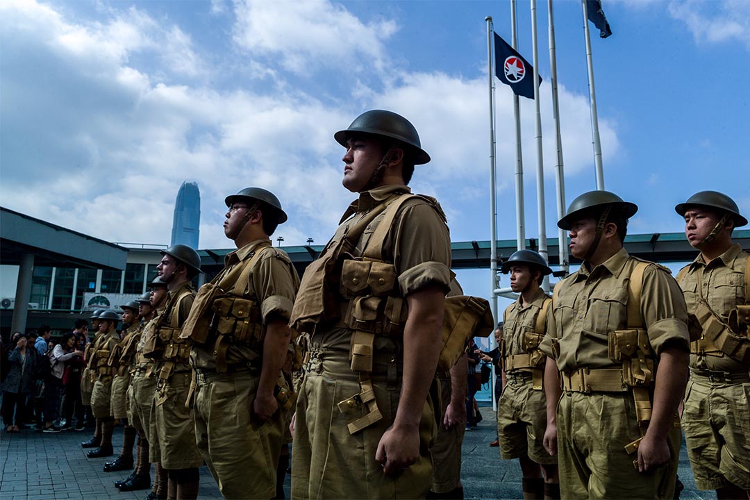 2016年12月11日，香港守軍退守港島75年後的同一天，Ben Dalgleish與其他參加者穿着棕色軍服，在尖沙咀天星碼頭「重演」歷史。