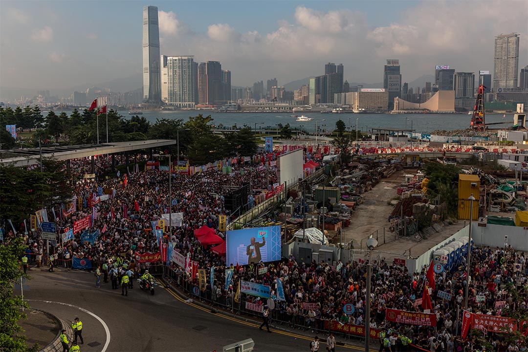 2016年11月13日，金鐘，建制團體於添馬公園舉行支持人大釋法及反港獨集會。