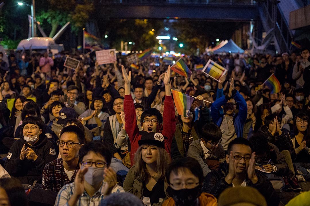 图为2016年11月28日，台湾同性婚姻公听会第二场，场外有同志集会。