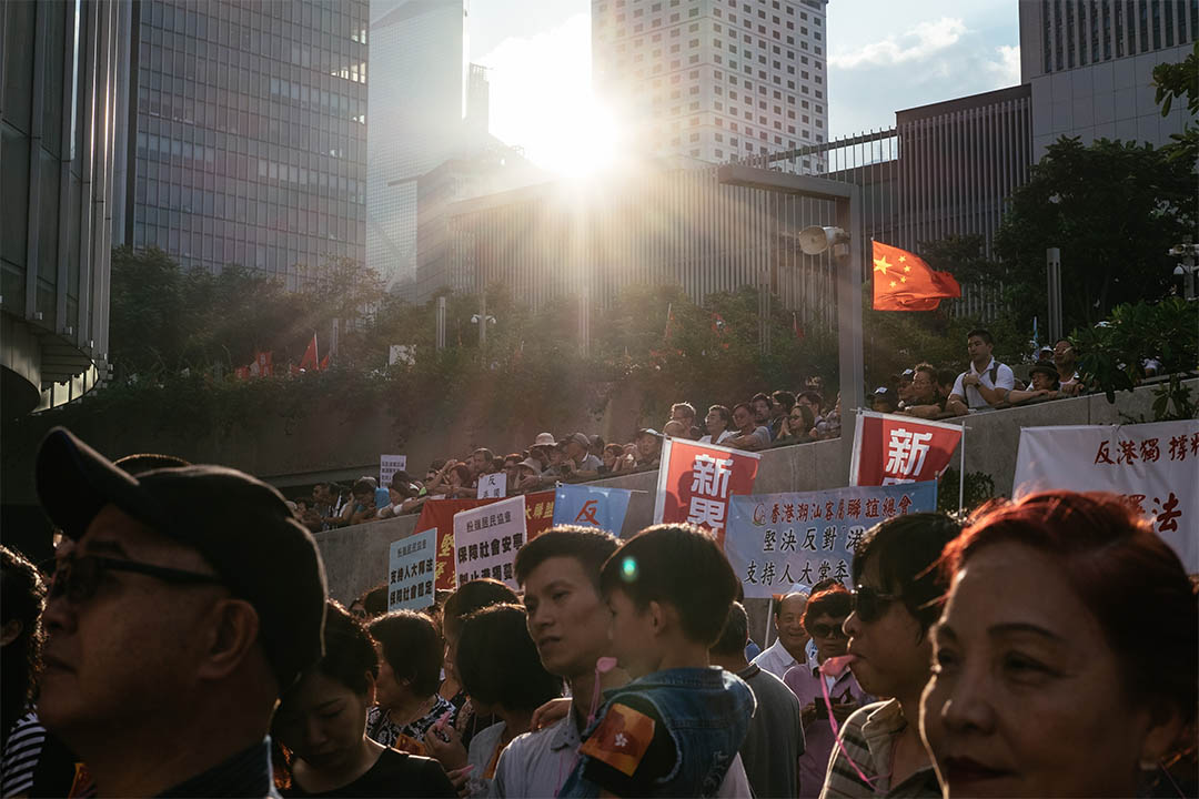 2016年11月13日，金鐘，建制團體於添馬公園舉行支持人大釋法及反港獨集會。 