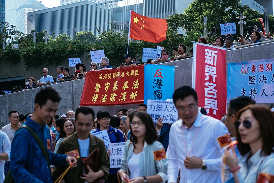 2016年11月13日，金鐘，建制團體於添馬公園舉行支持人大釋法及反港獨集會。