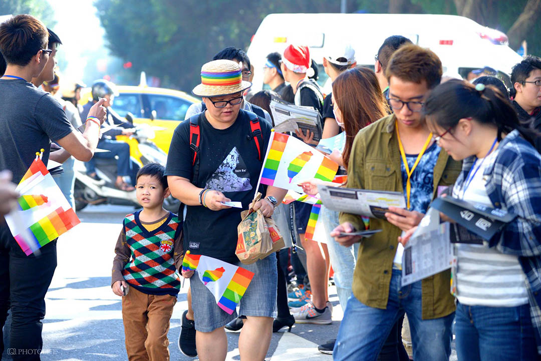 12月26日，立法院外有许多家长带着小孩来支持同性婚姻平权的《民法》修正草案通过。