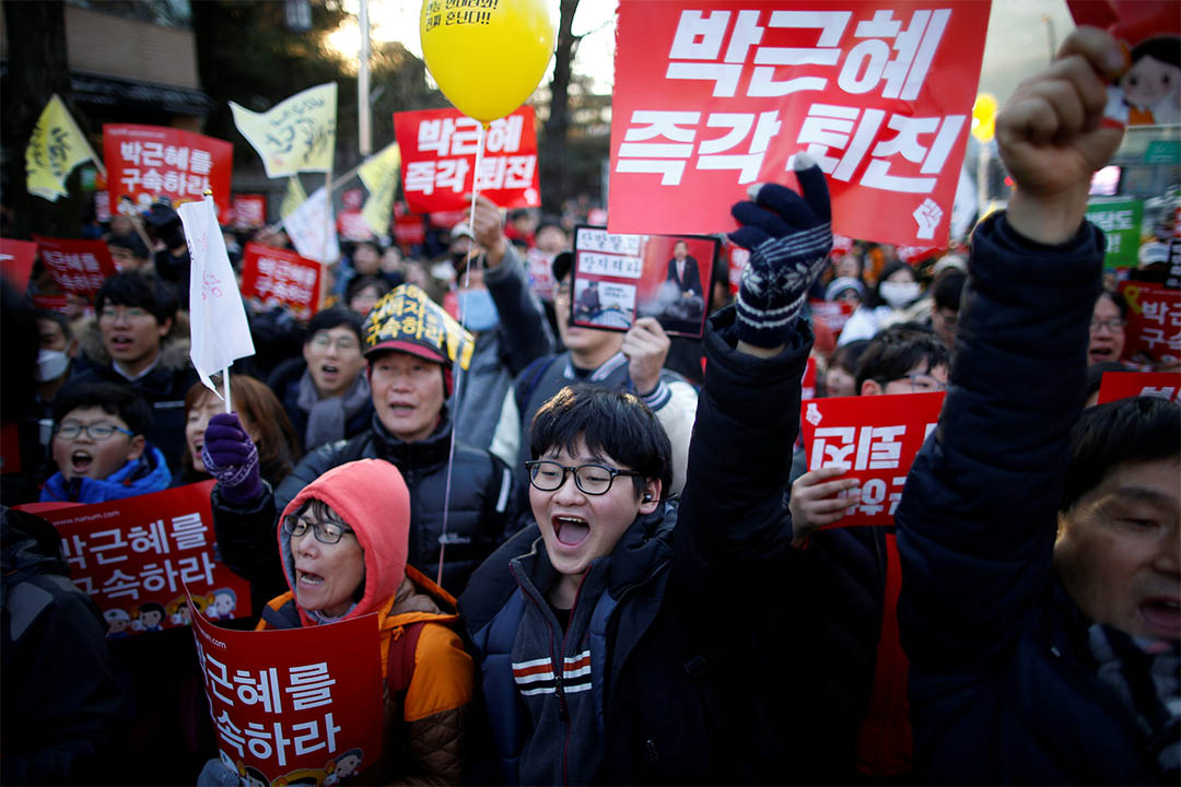 2016年12月10日，韩国首尔，人们继续在青瓦台外集会，要求总统朴槿惠下台。