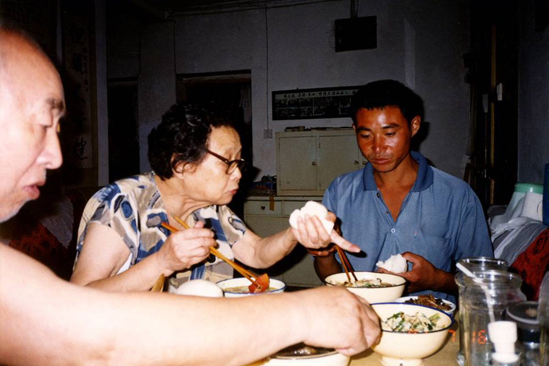 艾滋病病人在高耀洁家吃饭。