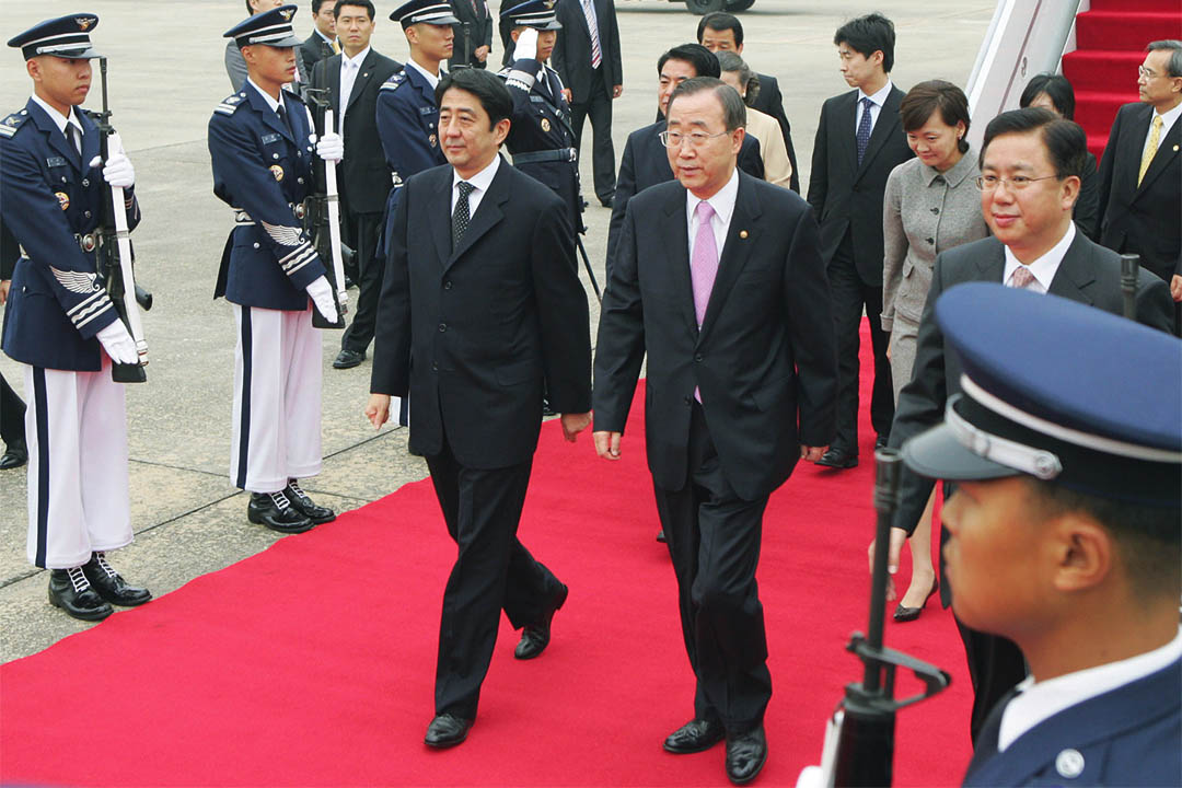 2006年10月9日，南韩，时任外交通商部部长的潘基文与日本首相安倍晋三。