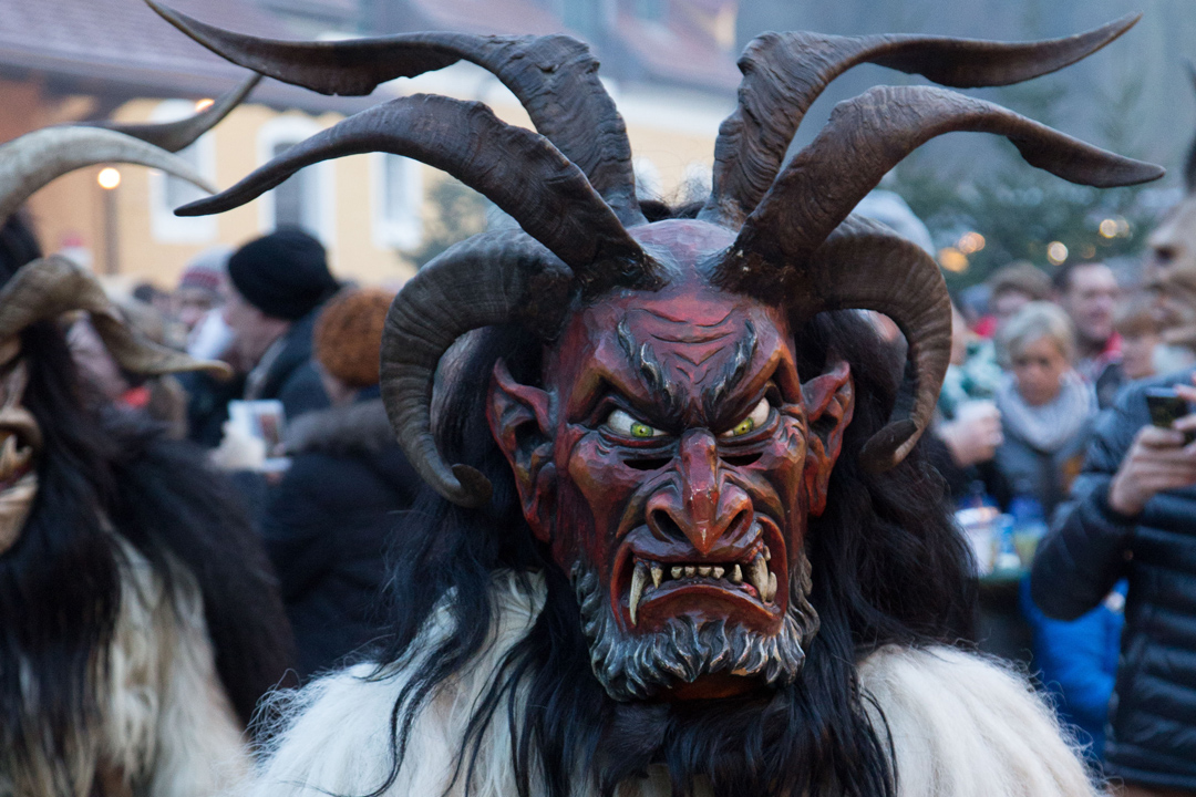 现代游行中的坎普斯（Krampus）。