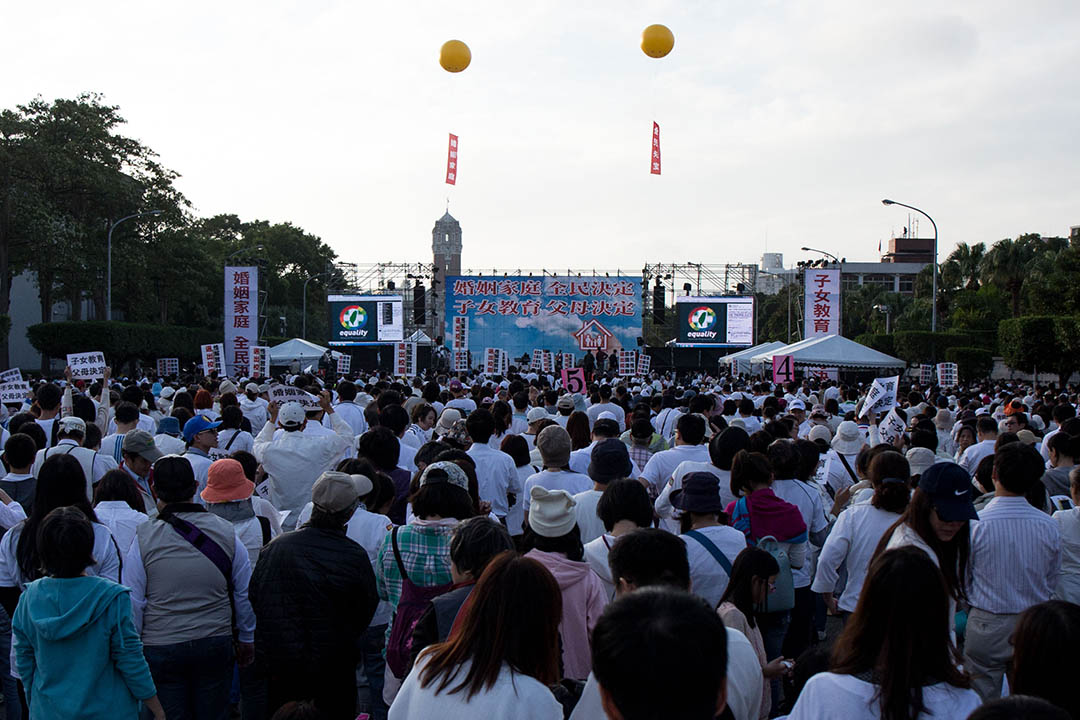 12月3日，護家盟發起「百萬家庭站出來！婚姻家庭，全民決定」遊行。