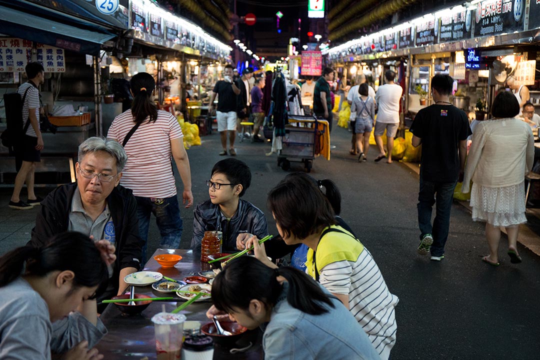 深夜的基隆庙口，还有许多当地客人来吃宵夜。