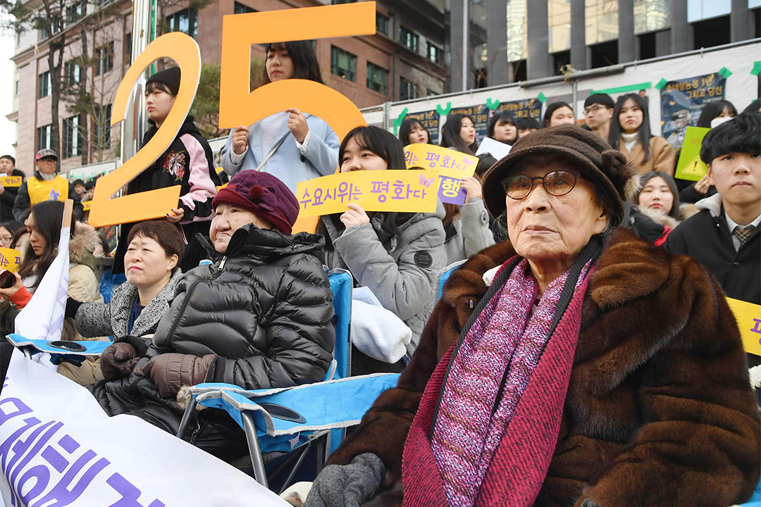 2017年1月4日，南韩釜山，有市民到日本大使馆前示威。