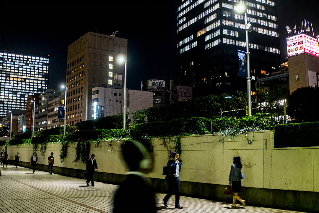 圖為2015年10月19日，日本東京，人們下班。