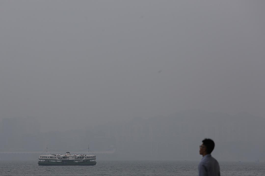 从中环公众码头望向维港对岸,海岸线与建筑物难见踪影。