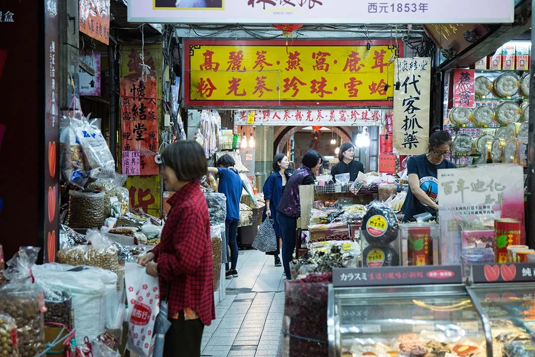 大稻埕內有許多中藥與南北貨批發商店，一般民眾也會到這來採買，特別是過年期間。