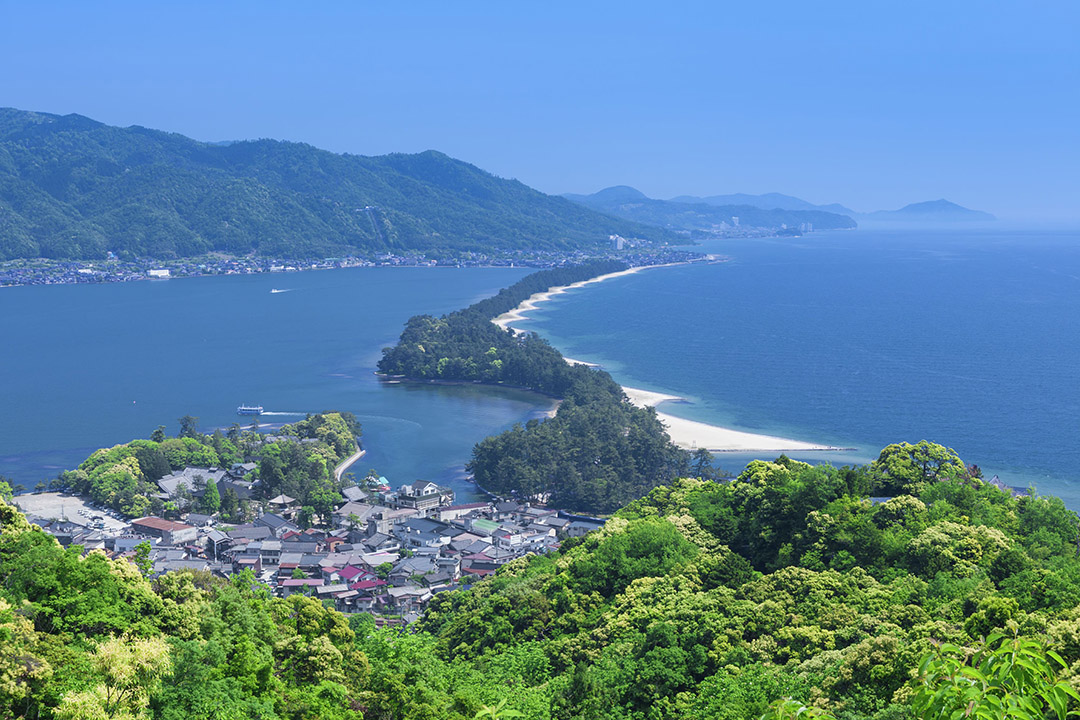 位于京都北部宫津市宫津湾的天桥立。