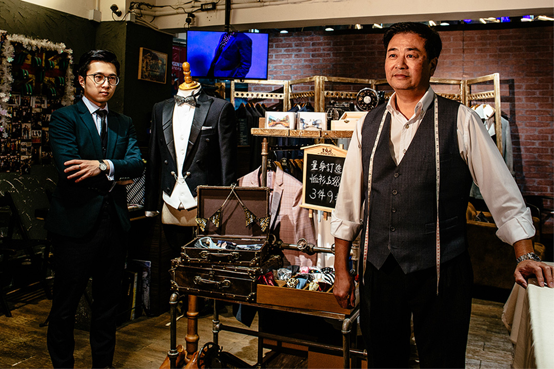 852 Tailor House是位于铜锣湾的楼上订造西装店，由三名年轻人开设。