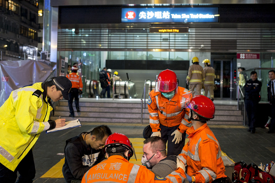 救護員在尖沙咀港鐵站外協助傷者。