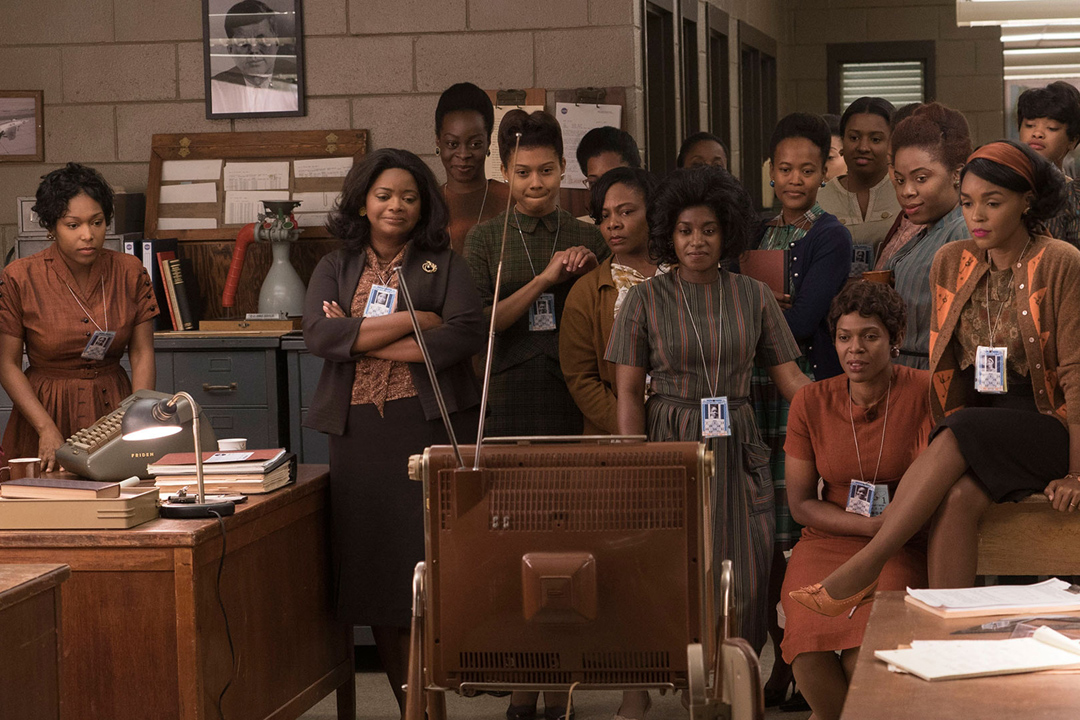 《Hidden Figures》剧照。在种族隔离被人们习以为常的 NACA 时代，黑人女计算员们被隔离在园区西部的建筑里工作，与白人使用不同的食堂和洗手间。