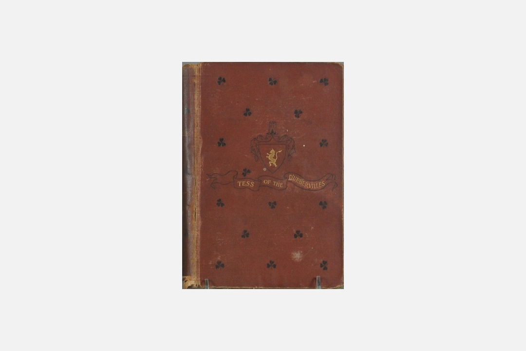 湯瑪士．哈代（Thomas Hardy）名著《黛絲姑娘》（Tess of the d'Urbervilles）1892年版本的書封。