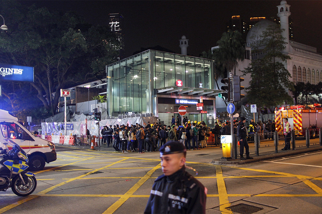 尖沙咀地鐵站外，警方及救護人員守候。