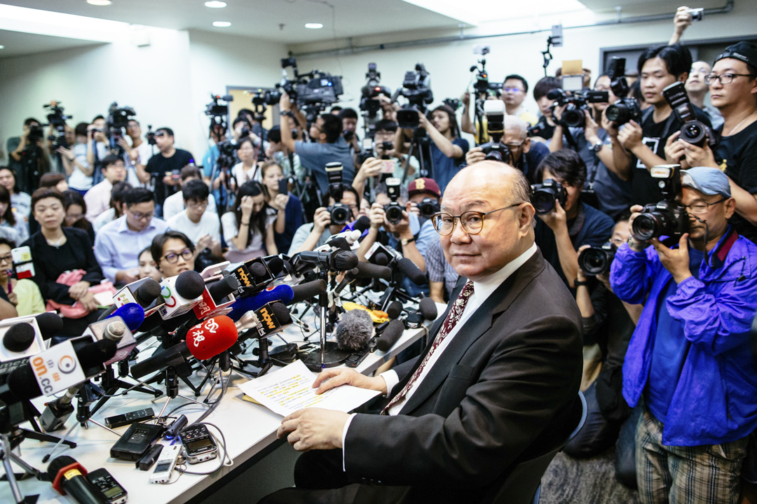 2016年10月27日，香港退休大法官胡国兴宣布参与特首选举。