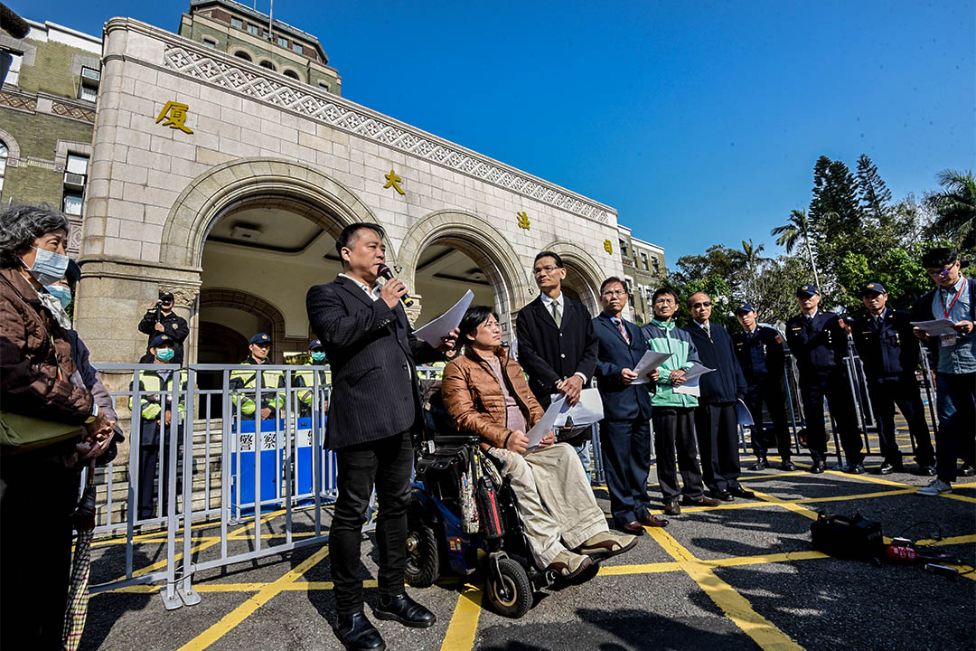 同婚释宪案于2月24日在司法院宪法法庭开言词辩论庭，反同婚人士在司法院外举行记者会，捍卫反同婚立场。