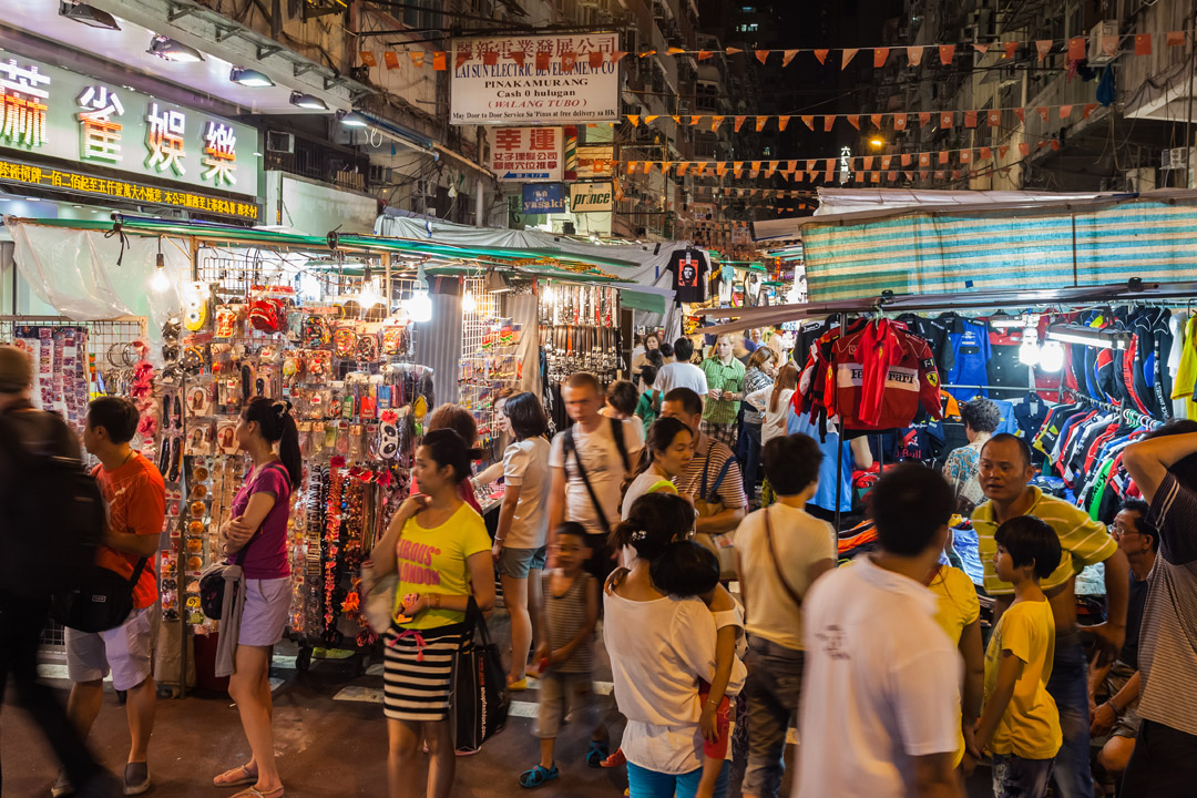 穿過夜市攤檔，吃了午夜泰餐，經過棺材鋪子，麻將館大門透出明亮燈火，門口燒紙餘燼猶存。油麻地的情人節午夜。