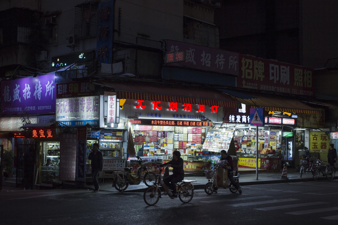 深圳羅湖樂園路，有不少賣煙酒、茶葉、古玩的店鋪，其實是地下錢莊，他們除了會幫街客兌換人民幣及港幣，還會幫熟客把人民幣由大陸匯款到香港。