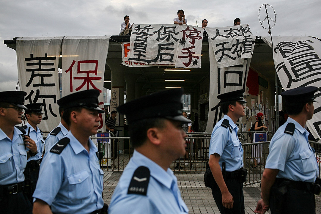 2007年7月1日，在皇后码头，警方试图驱赶抗议拆卸皇后码头作道路和商厦用途的示威者。