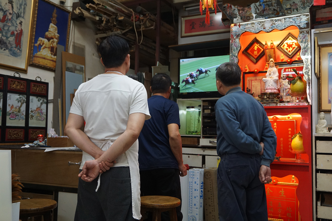 到了禮拜六賽馬日，牛叔會開電視看賽馬，鄰店的人又會趁空檔來「睇馬」。