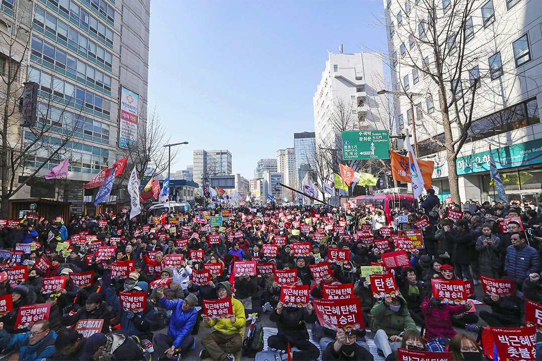 2017年3月10日，在宪法法院外，朴槿惠弹劾案的集会场面。