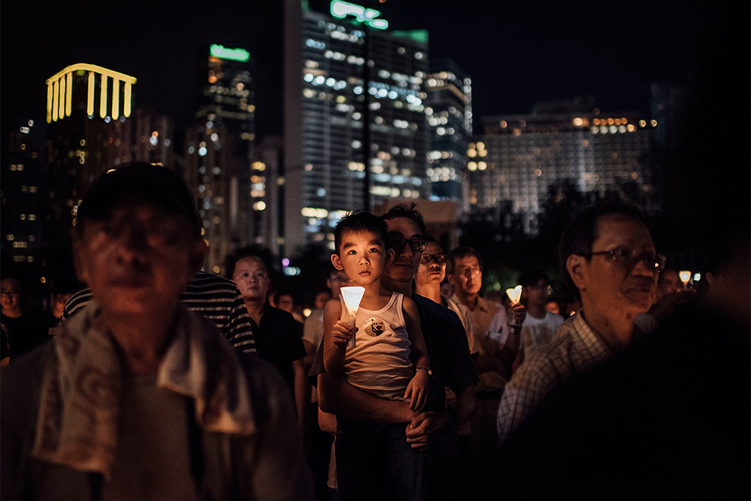 2015年，有父親抱著男孩一同參與六四晚會。