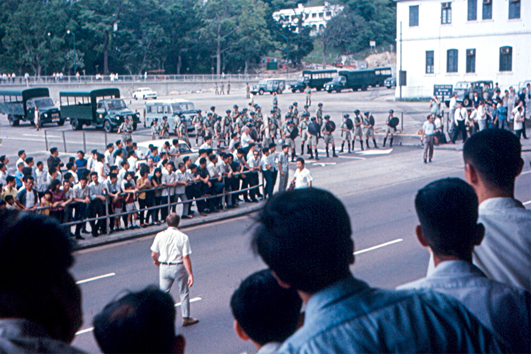 1967年，六七暴动，香港警察与左派暴徒对峙街头。