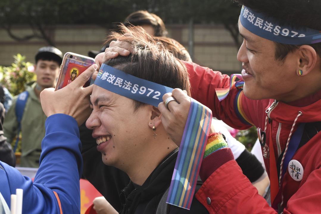 今天的同志婚姻宪法辩论，引发各界关注，有撑同志团体到场支持。