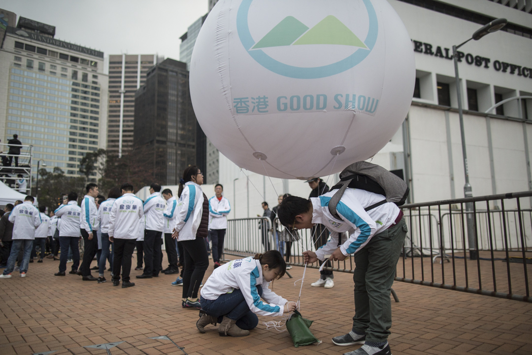 曾俊华竞选团队手持印有“香港Good Show”口号的大气球，争取市民支持。