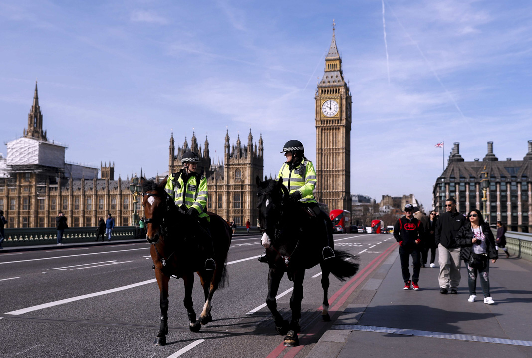 恐袭后，两名英国警察在西敏寺大桥上巡逻。