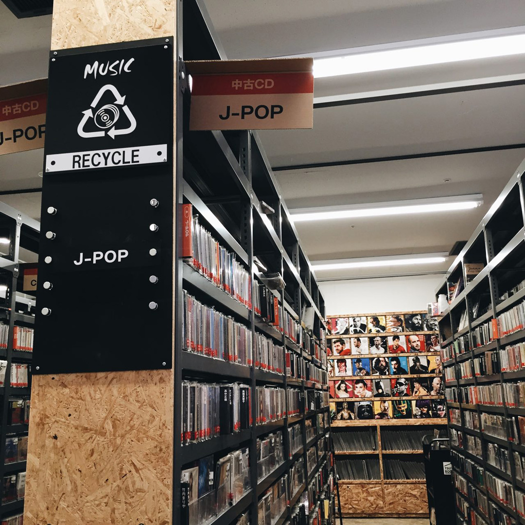 位於福岡實驗性質的二手中古書店「TSUTAYA BOOK GARAGE 福岡志免」。 