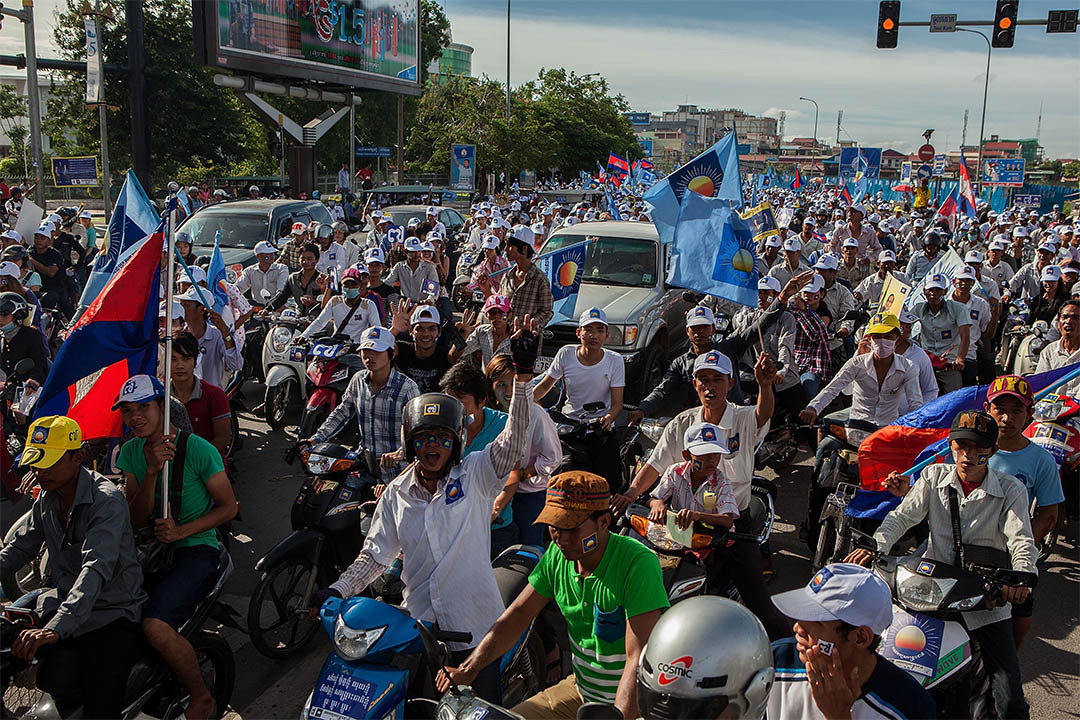 2013年7月26日，在柬埔寨金邊，柬埔寨救國黨的大批支持者於選舉前發起遊行。