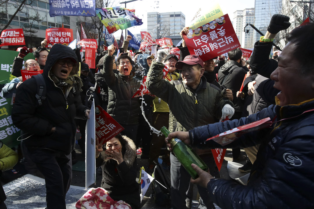 2017年3月10日在韩国首尔，群众听取宪法法院的判决后庆祝。