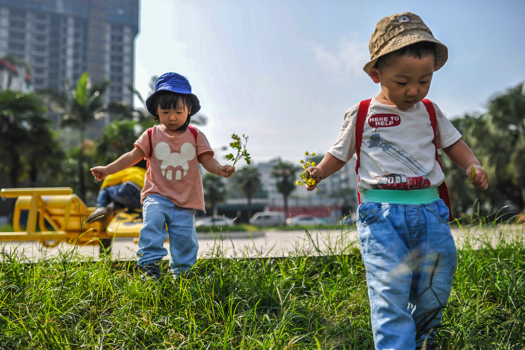 相比养育男孩，在中国大陆养育女孩更难。