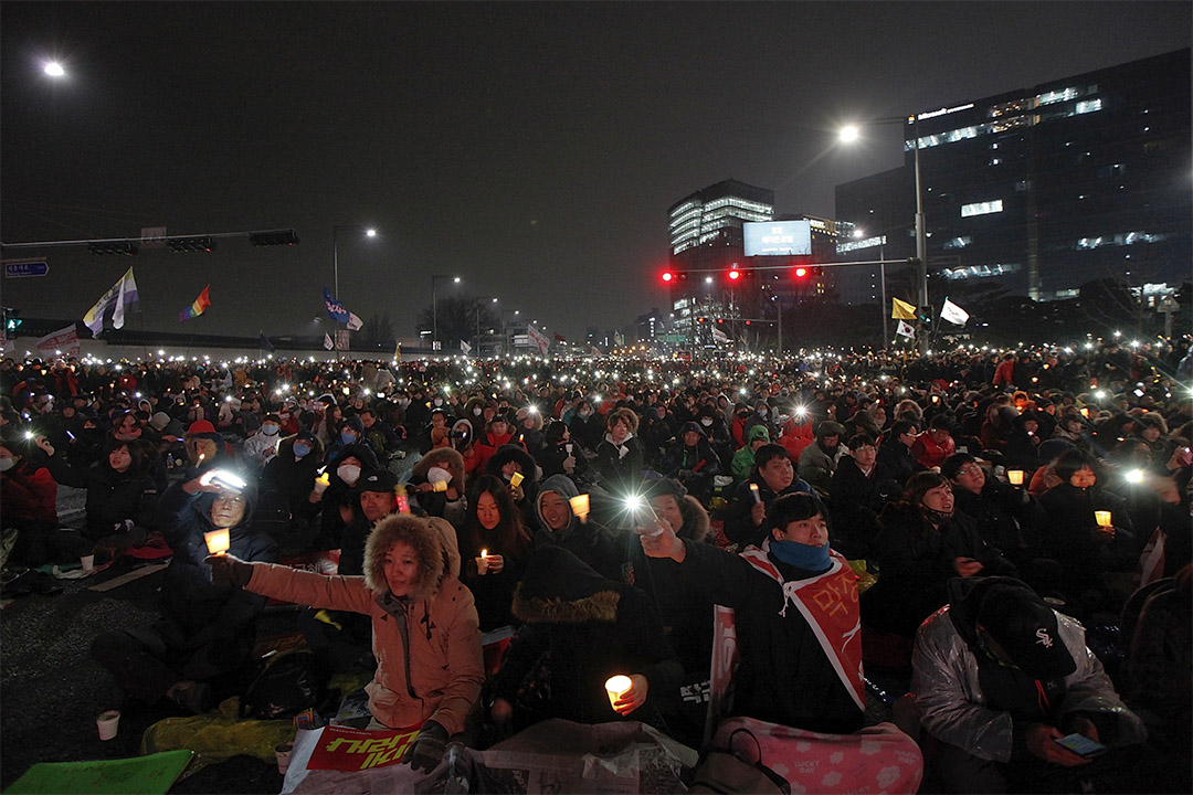 2016年11月26日，大批人士聚集在市中心的主要街道，抗議朴槿惠“閨蜜干政”。