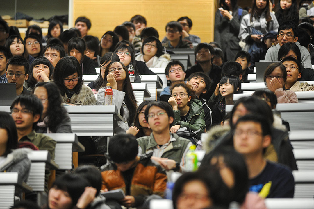 台灣不少高校因與中國大陸院校簽署「一中承諾書」引發輿論爭議。圖為台灣大學學生正在聽講座。   