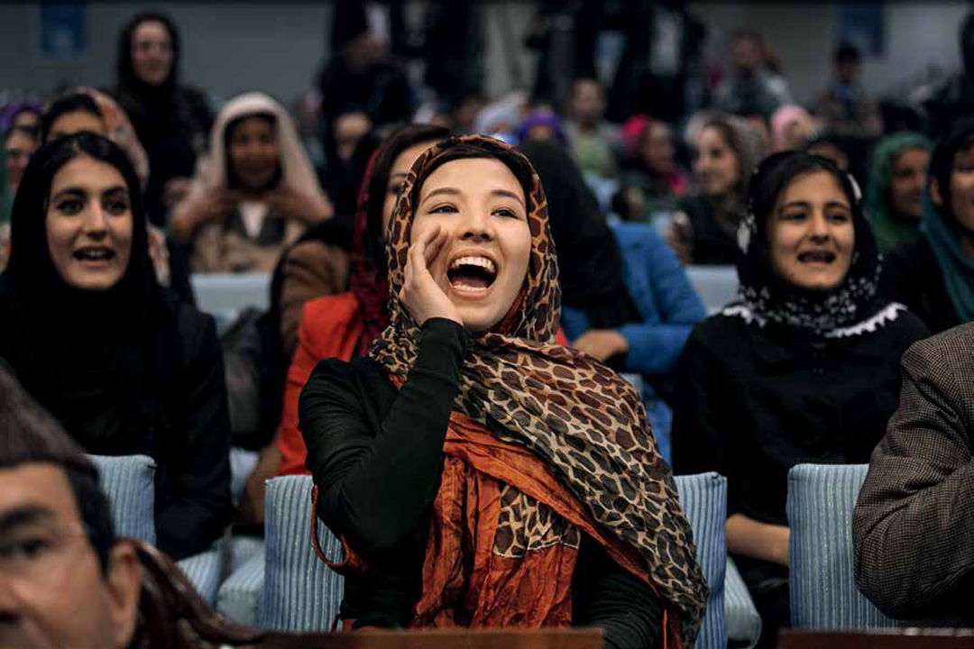 2014年3月31日，女性群众在阿富汗副总统候选人哈比巴．沙拉比（Habiba Sarabi）的选举集会上喝采。