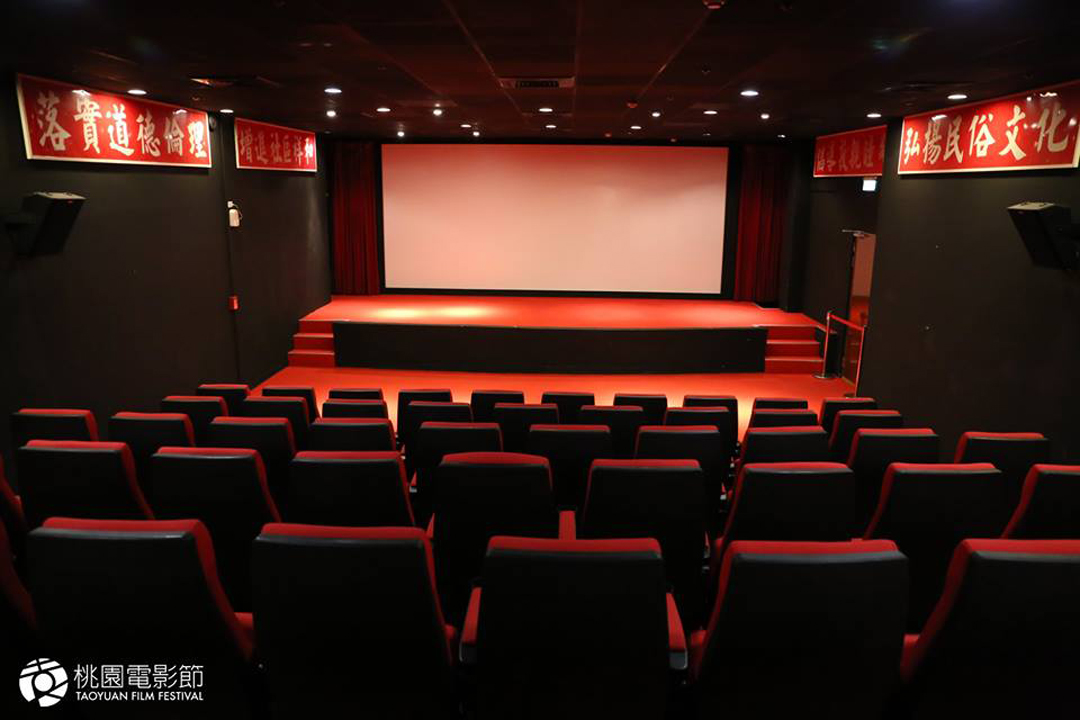 本届桃园电影节放映场地之一:桃园光影,因为是由马祖新村活动中心改建,原建物的标语还保留在墙上。