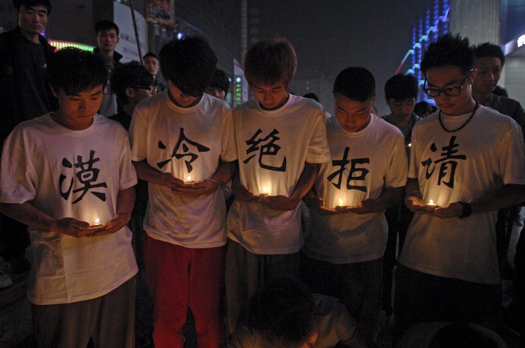 2011年10月22日，小悦悦去世第二天，天津滨海新区塘沽步行街上一群跑酷少年用自己特有的方式悼念小悦悦，身穿“请拒绝冷漠”T恤衫，在城市中疾走，以期唤醒公众责任与良知。