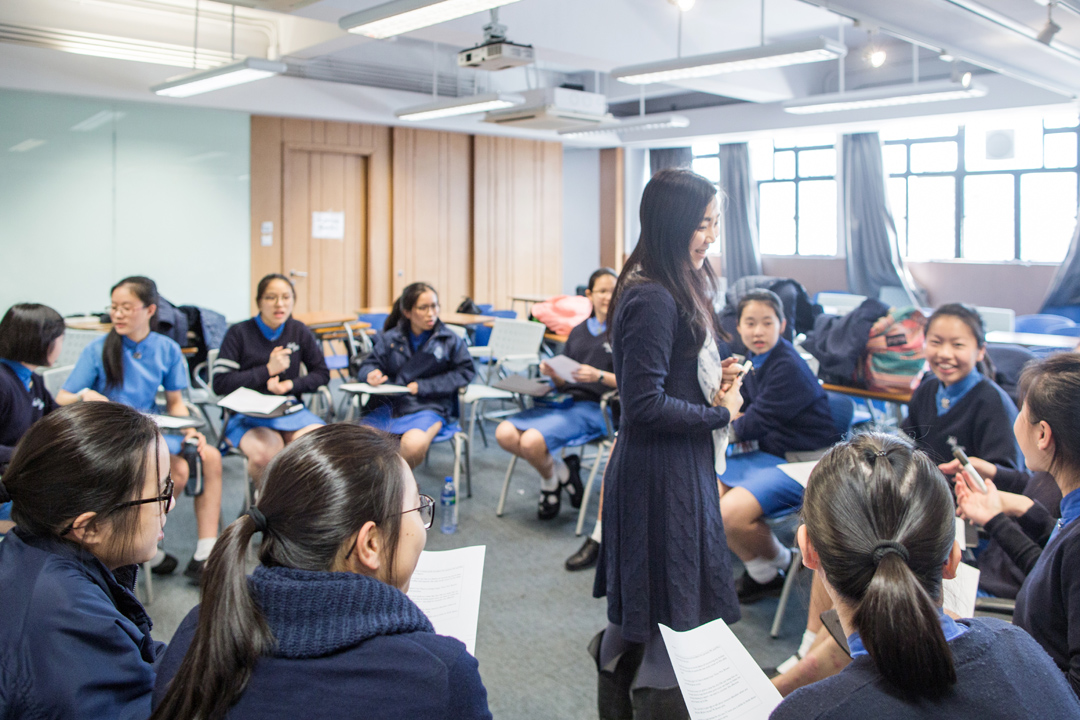 香港协恩中学的哲学课堂中。