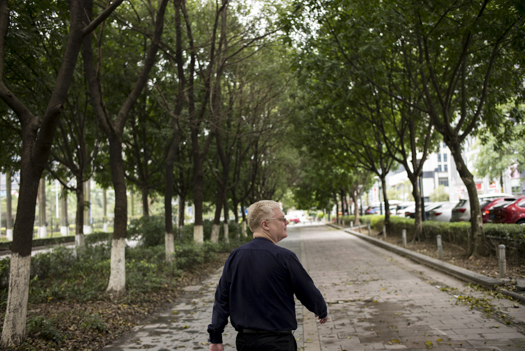 曾经在中国不同大城市生活的 John，却始终不习惯它们的繁嚣，最后选择在较宁静的东莞定居。